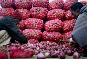 Onion prices tumble in Lucknow wholesale market