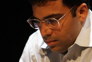 Anand crushes Shirov to remain in joint lead