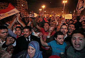 Egypt: No let up in violence as protesters defy curfew