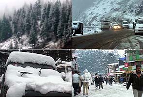 Heavy snowfall in Manali, Srinagar; highways blocked