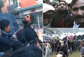 Pak Governor Salman Taseer's assassin garlanded