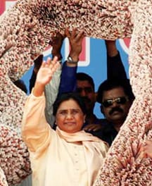 PSO stoops to clean Mayawati's shoes, opposition slams CM