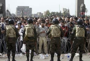 Egypt unrest: Journalists return to Cairo square, but threats remain