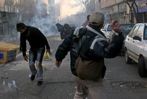 Iran: Anti-govt protesters teargassed