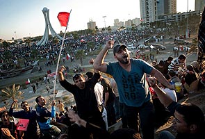 As army pulls back, Bahrain protesters retake Pearl Square