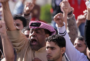 Protesters clash with police in Bahrain