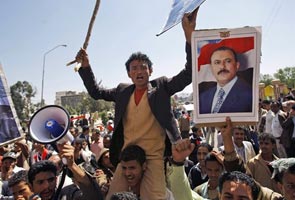 Thousands of police confront protesters in Yemen 