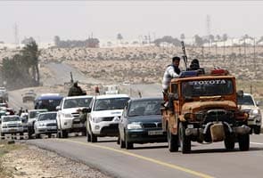 Pro-Gaddafi forces push rebels into chaotic retreat