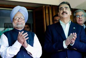 At Mohali: Pakistan lose their 9th wicket; Manmohan-Gilani meet over dinner