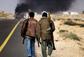 Libyan rebels flee strategic town under heavy attack