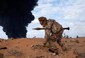 Gaddafi forces batter rebels in strategic refinery town