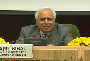 Telecom CEOs to meet Kapil Sibal   