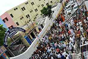 Endless lines to pay last respects to Sai Baba