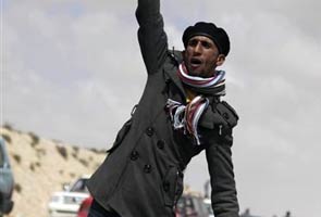 Libya fight focuses on strategic oil town 