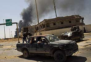 Gaddhafi offers truce as NATO strikes in Tripoli