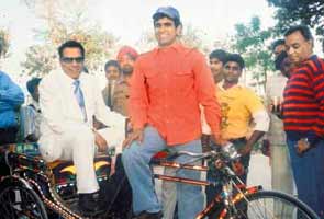 Rickshaw puller is now Dharmendra's guest