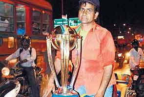 Cycle-rickshaw driver wheels his way to Mumbai for the final