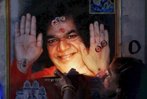 Sathya Sai Baba 'still very critical', say doctors