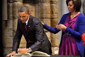 Obama gets date wrong, signs guestbook 2008