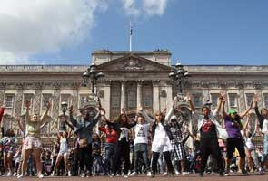 'Flashmob' dancers stun tourists at Buckingham Palace 