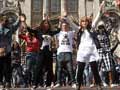'Flashmob' dancers stun tourists at Buckingham Palace
