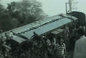 Train derails in Madhya Pradesh, villagers save lives