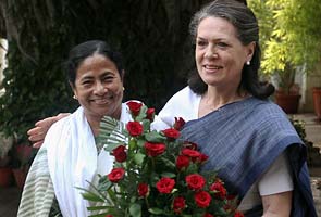 With bouquet and smiles, Mamata meets Sonia