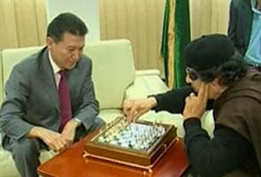 Gaddafi plays chess with Russian visitor