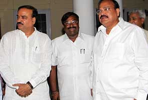 Munde meets senior BJP leaders; Gadkari stays away