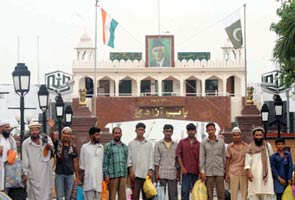 India hands over 14 Pakistani prisoners at Wagah border