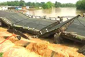 Jharkhand: Road traffic affected after bridge collapse
