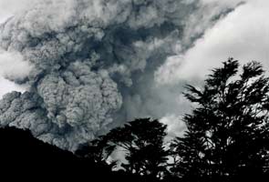 Chile volcano ash circles globe, returns home