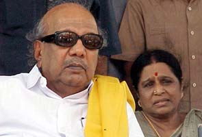 Karunanidhi meets Kanimozhi at Tihar Jail