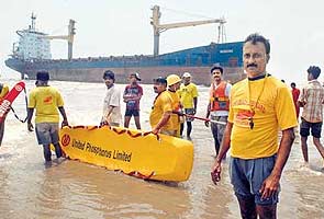 Private lifeguards keep Wisdom watchers at bay 