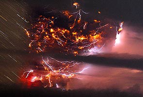 Lightning turns volcanic ash cloud into spectacular light show