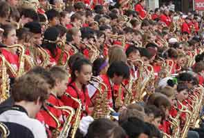 Oz: Over 900 saxophonists create new world record