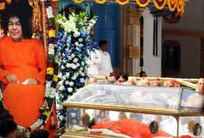 Is cash being smuggled out of Sai Baba's chamber?