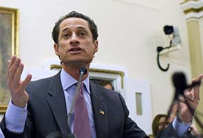 US lawmaker Weiner resigns over lewd messages