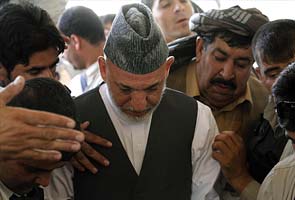 Weeping Karzai buries assassinated brother