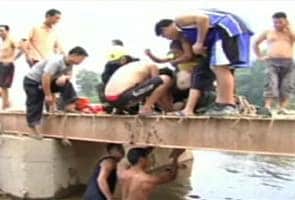 Chinese child trapped on bridge rescued