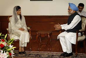 Pakistan committed to friendly ties with India: Hina Rabbani Khar tells Prime Minister Manmohan Singh
