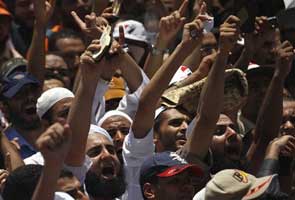 Islamists flood Square in Cairo in show of strength