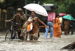 Train, air traffic disrupted due to heavy rains in Mumbai