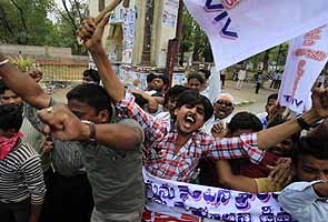 Telangana issue: Osmania University students withdraw fast