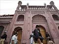 Suicide bomber kills 48 in Pakistan mosque