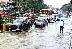 Heavy rain leads to traffic chaos in Mumbai