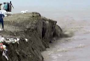 Uttar Pradesh: Ghagra River breaches embankment