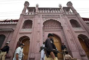 Suicide bomber kills 40 in Pakistan mosque
