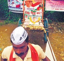 Fasting for Anna, barefoot farmer pulls cart 400 km to Mumbai