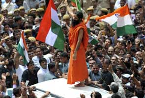 Baba Ramdev meets President over Anna Hazare's arrest